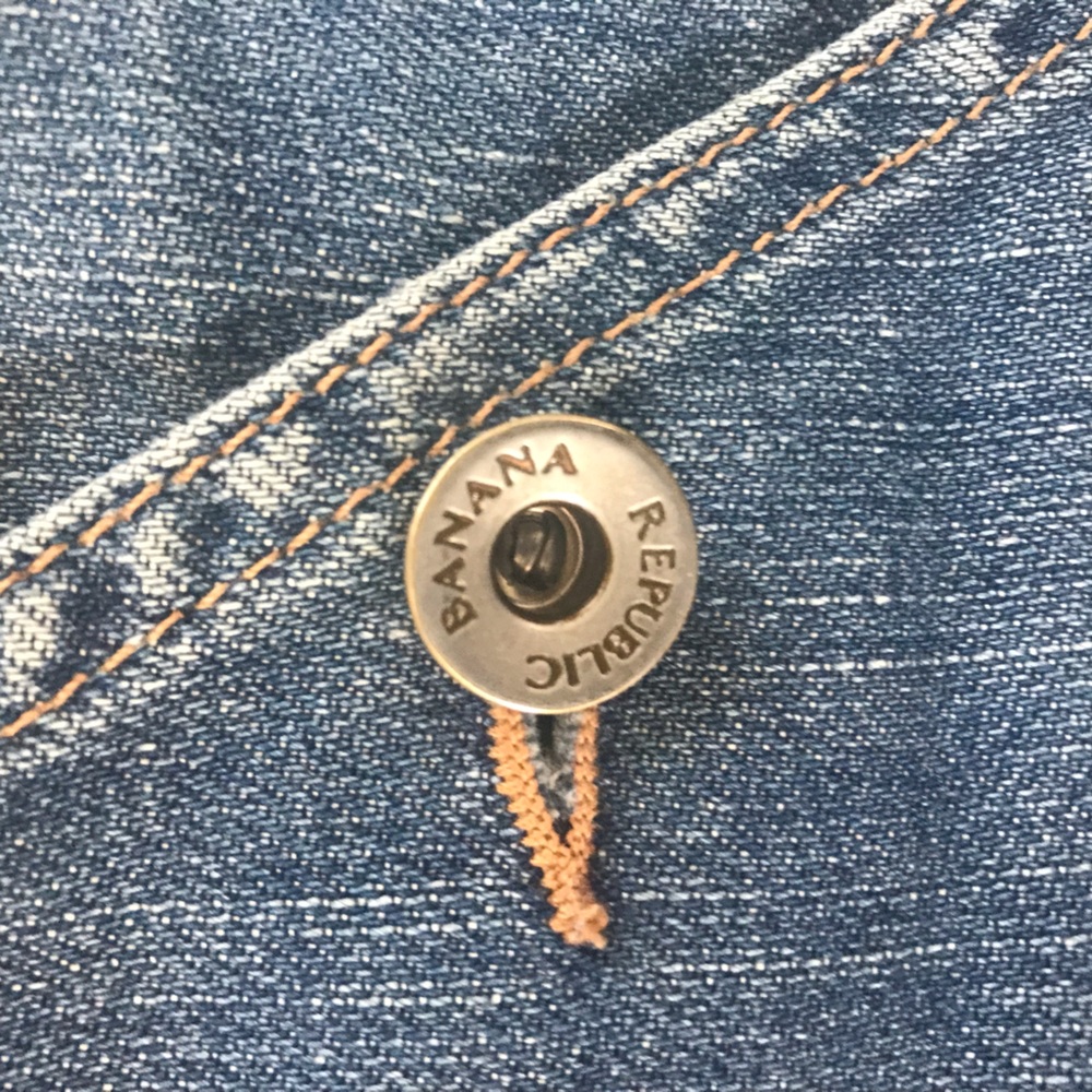 Banana Republic size 8 stretch denim jeans. Slight gray at cuff. Look great on.